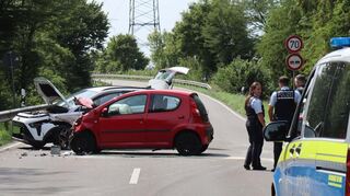 Nach dem Unfall auf der L599 bei Ketsch sind zwei Personen verletzt. Die Polizei und der Rettungsdienst waren vor Ort im Einsatz.