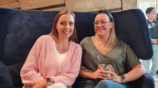 Miriam Flach (l.) und Laura Glos sind „MiLa Moments“. Sie möchten Familien helfen, achtsamer zu leben.