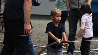 Trotz trübem Wetter heißt es „Wasser marsch“ für die Kinder.