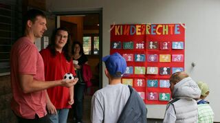 Das Jugendrotkreuz informiert spielerisch über Kinderrechte.