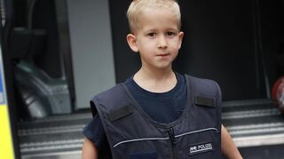 Auch WingTsun-Schüler Lio (4 Jahre) darf die Weste anprobieren.