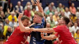 Die Drittliga-Handballer Sebastian Bösing (l.) und Leon Haase - hier beim Patrick-Lengler-Cup gegen „Löwe“ Haukur Thrastarson starten mit der HG Oftersheim/Schwetzingen in die Saisonvorbereitung.