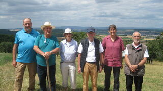 Das Foto zeigt von links Jörg Bayer (Referatsleiter der UNB beim Amt für Landwirtschaft und Naturschutz) mit den aktuellen Naturschutzbeauftragten im Kreis Klemens Bernecker, Imme Freundner-Huneke, Jürgen Hörner, Eva Schüßler und Frank Nürnberg. Es fehlt Cindy Baumann.