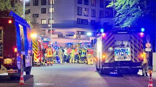 Noch am späten Mittwochabend waren Einsatzkräfte am Wohnheim der GRN Kliniken in Schwetzingen beschäftigt.