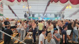 Praktisch jeder tanzt dank der Bamboleo DJs beim Ketscher Backfischfest auf den Bänken.