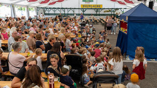 Gespannt schauen die Kids auf das Puppentheater.