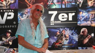 Rainer „Fish“ Stowasser hat den 7er-Club an der Industriestraße aufgebaut und kündigt nach wie vor gerne die Live-Bands auf der Bühne an.