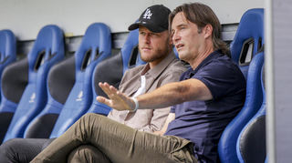 Marcel Seegert (links) war für das Spiel gegen Verl nicht nominiert und spricht hier mit Sportgeschäftsführer Gerhard Zuber.