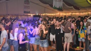Hey, wir sind auch da, dieses Pärchen hat die Kamera entdeckt, zeigt seine Partystimmung.