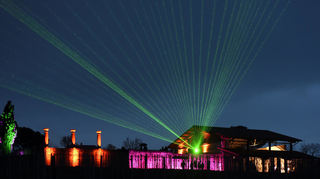 Die Weinbergnacht in Bad Dürkheim ist eine Besonderheit in der Pfalz. Laserstrahlen setzten die Kulturlandschaft rund um die Römervilla in Ungstein in Szene.