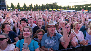 Die Fans bejubeln den Auftritt von James Blunt bei Musik im Park im Schwetzinger Schlossgarten.