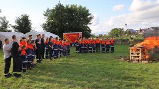 Dieser Brand ist gewollt und unter Kontrolle: Die Jugendfeuerwehren aus Alt- und Neulußheim sowie Brühl sind mit ihren Betreuern zu Gast beim Zeltlager am Rhein.