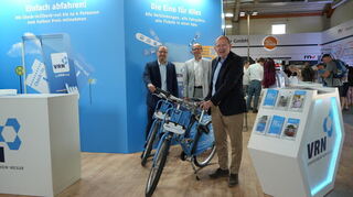 V.l: Dr. Michael Winnes (Geschäftsführer der VRN GmbH), Christian Volz (Kaufmännischer Geschäftsführer der rnv GmbH und Vorsitzender der Versammlung der Verbundunternehmen im VRN), Oberbürgermeister Christian Specht (Vorsitzender des Zweckverbands Verkehrsverbund Rhein-Neckar (ZRN) und Oberbürgermeister der Stadt Mannheim) am VRN-Stand auf dem Mannheimer Maimarkt.