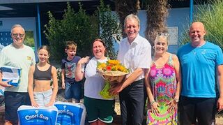 Freuen sich gemeinsam über den 50.000 Badebesucher dieser Saison im Freibad Brühl (v. l.): Dirk Faulhaber, im Rathaus unter anderem für die Bäder zuständig, Familie Katsch/Bumüller, Bürgermeister Dr. Ralf Göck, Kioskpächterin Britta Fassner und Bäderleiter Patrick Berndt,
