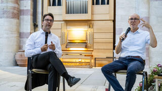 Der Berner Münsterorganist und Hochschulprofessor Christian Barthen (l.) spricht vorm Konzertbeginn vor der Chororgel im "Präludium" genannten 30-minütigen offenen Gespräch mit Domorganist Markus Eichenlaub über seinen Werdegang und sein Schaffen.