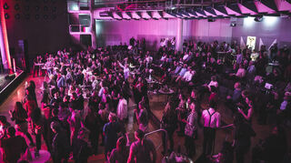 Partystimmung im großen Saal der Hockenheimer Stadthalle: Die Aufnahme der "Christmas Edition" 2024 zeigt, wie es am 18. Dezember wieder zugehen soll: Festlich, aber auch ausgelassen dank der Musik von "Me and the Heat", die Weihnachtsklassiker mit tanzbaren Hits kombiniert.