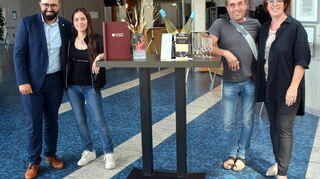 Das Foyer der Stadthalle wird zur Sektempfang-Location, nicht nur bei der "Christmas-Edition 3.0", das demonstrieren Cihad Baz (v. l.), Sabah Frank, Mike Frank und Sandra Kurz.