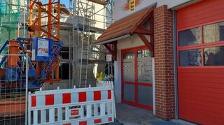 Vor dem Eingang der Freiwilligen Feuerwehr in Eppelheim herrscht Baustelle.
