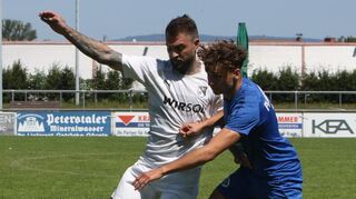 Der SC 08 Reilingen II – hier Nico Hess – scheidet gegen die TSG Eintracht Plankstadt II von Mathis Engelhardt aus dem Kreispokal aus.