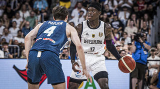 Top-Scorer Dennis Schröder (r.) führte Deutschland zum Sieg über Slowenien.