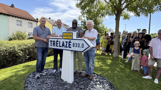Der Wegweiser nach Trélazé am Marktplatzkreisel Jürgen Kappenstein, Timo Wangler, Lamine Naham und Marc Goua bei der Einweihung.