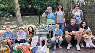 Die Gruppe beim Picknick im Zoologischen Stadtgarten Karlsruhe.