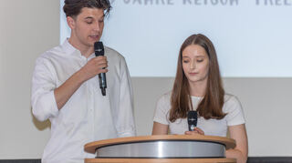 Timo Wangler und Sara Scalia lesen den Vertrag auf deutsch und französisch vor