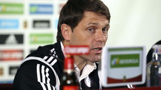 Luc Holtz während einer Pressekonferenz im Las Guanas' Stadion in Logrono, Spanien.