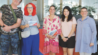 Stadtwerke-Geschäftsführerin Martina Braun (rechts) bei der Preisübergabe an Sandra Moser (Bildmitte) in Begleitung von Tochter Mara sowie an Alexandra und Jan-Peter Simonsen. (Nicht auf dem
