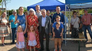 Ulrich Mende (Mitte) mit seiner Frau Brigitte und den drei Kindern und vier Enkeln bei der Namensvergabe für den Ulrich-Mende-Platz.