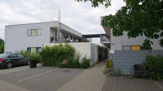 In der Sammelunterkunft in der Straße Neurott hat die Gemeinde Plankstadt aktuell 42 alleinstehende männliche Geflüchtete untergebracht. Zusätzlich werden hier Kapazitäten für den Fall freigehalten, dass die Zahlen wieder unerwartet steigen.