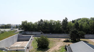 Hinten ist das Hauptbecken des Regenrückhaltebeckens zu sehen, vorne links die Erweiterung, die im Oktober in Betrieb gehen soll.