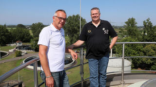 Haben auf dem Faulturm den besten Überblick über die Anlage: Sören Troffer (l., Klärmeister) und Marcus Held (Abteilungsleitung Tiefbau).