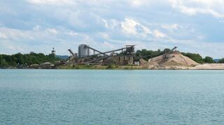 In der Nähe von Bruchsal betreibt die Firma Krieger bereits ein Kieswerk, das zwar größer als der geplante Abbau im Entenpfuhl ist, diesem ansonsten aber ähnelt: In den vergangenen rund 50 Jahren ist hier ein Baggersee entstanden, während am Grund kontinuierlich Sand und Kies abgebaut werden.