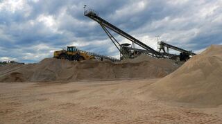 Über lange Förderbänder gelangen die Rohstoffe im Bruchsaler Kieswerk der Firma Krieger an Land und werden nach Größe sortiert: So soll auch der Abbau im Südosten von Ketsch organisiert werden.