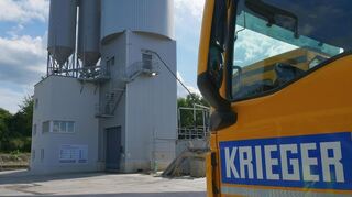 Direkt neben dem Kieswerk nahe Bruchsal betreibt die Firma Krieger ein Transportbetonwerk, wie es ebenfalls im Entenpfuhl geplant ist. Eigene Speziallastwagen bringen das Material dann zu Baustellen in der nahen Region - nach maximal 90 Minuten muss es entladen sein, weil es sonst aushärtet.