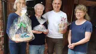 Für 15 Jahre Herzsport wurden Anette Wilhelm (Übungsleiterin), Wolfgang Bäuerlein (ehemaliger Vereinsvorsitzender und Gründer der Herzsportgruppe) sowie Dr. Bülent Aykac (begleitender Arzt) von Sigrid Schüller, Vorsitzende, mit einem Geschenk bedacht.