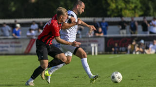 Zuletzt außen vor, in Neckarelz im Vorwärtsgang: Waldhofs Rico Benatelli (rechts) erzielte den Treffer zum 2:0-Halbzeitstand.