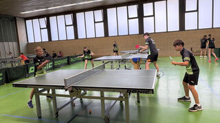 Rund 20 Kinder und Jugendliche trainieren zweimal die Woche beim TTC Ketsch.
