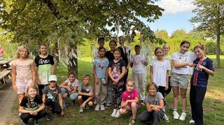Bei schönstem Sommerwetter basteln die Kinder farbenfrohe Traumfänger.