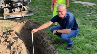 Jochen Barisch vom Bauhof prüft die Tiefe für den Aushub und ist sichtlich zufrieden damit.