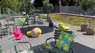 Literaturgenuss unter freiem Himmel auch das ist jetzt in der Gemeindebücherei Brühl auf einer Dachterrasse möglich.