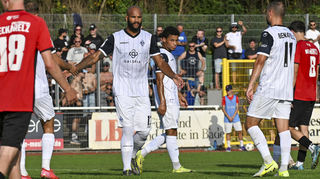 Die Spieler des SVW klatschen sich nach einem Treffer von Waldhofs Terrence Boyd ab.