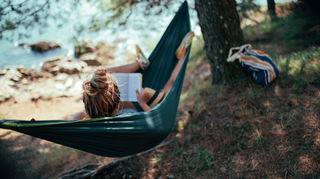 Gemütlich in der Hängematte lesen: Das geht besonders gut im Urlaub.