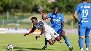Kennedy Okpala erzielte schon nach sechs Minuten die Waldhof-Führung gegen Al-Hilal. Hier bekommt er es mit Kalidou Koulibaly zu tun.
