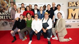 Cast und Filmemacher mit Dorothee Erpenstein (FFF) auf der Weltpremiere von DAS KANU DES MANITU am 12. August 2025 in München.