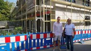 Prokurist Dominik Machmeier (l.) und Bauleiter Darko Rusnjak von der Sandhausener Machmaier Gruppe sind für das Projekt verantwortlich. Die katholische Kirchengemeinde mietet das Gebäude später langfristig an und ist in die Planungen eng eingebunden.