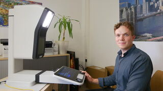 Antrag und Foto in einem Schritt: Eppelheims Ordnungsamtsleiter David Stoiber zeigt im Bürgerbüro der Stadt, wie Ausweise und Pässe seit der Umstellung digital beantragt werden können.