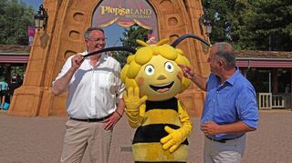 Ministerpräsident Alexander Schweitzer besucht Plopsaland Deutschland in Haßloch mit der Biene Maja und Plopsaland-Deutschland-Chef Bernd Beitz.