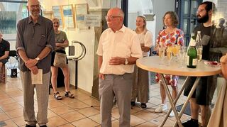 Uwe Kohlmann (v. l.) und Michael Seidling bringen die Werke den Ausstellungsbesuchern nahe.